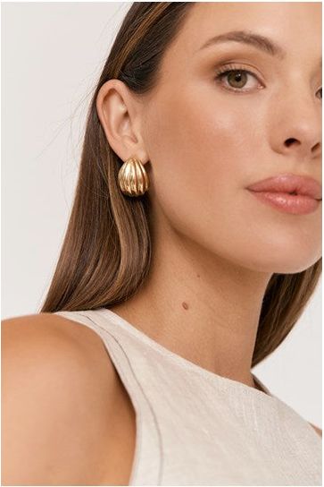 Patterned Curve Front Earrings Gold